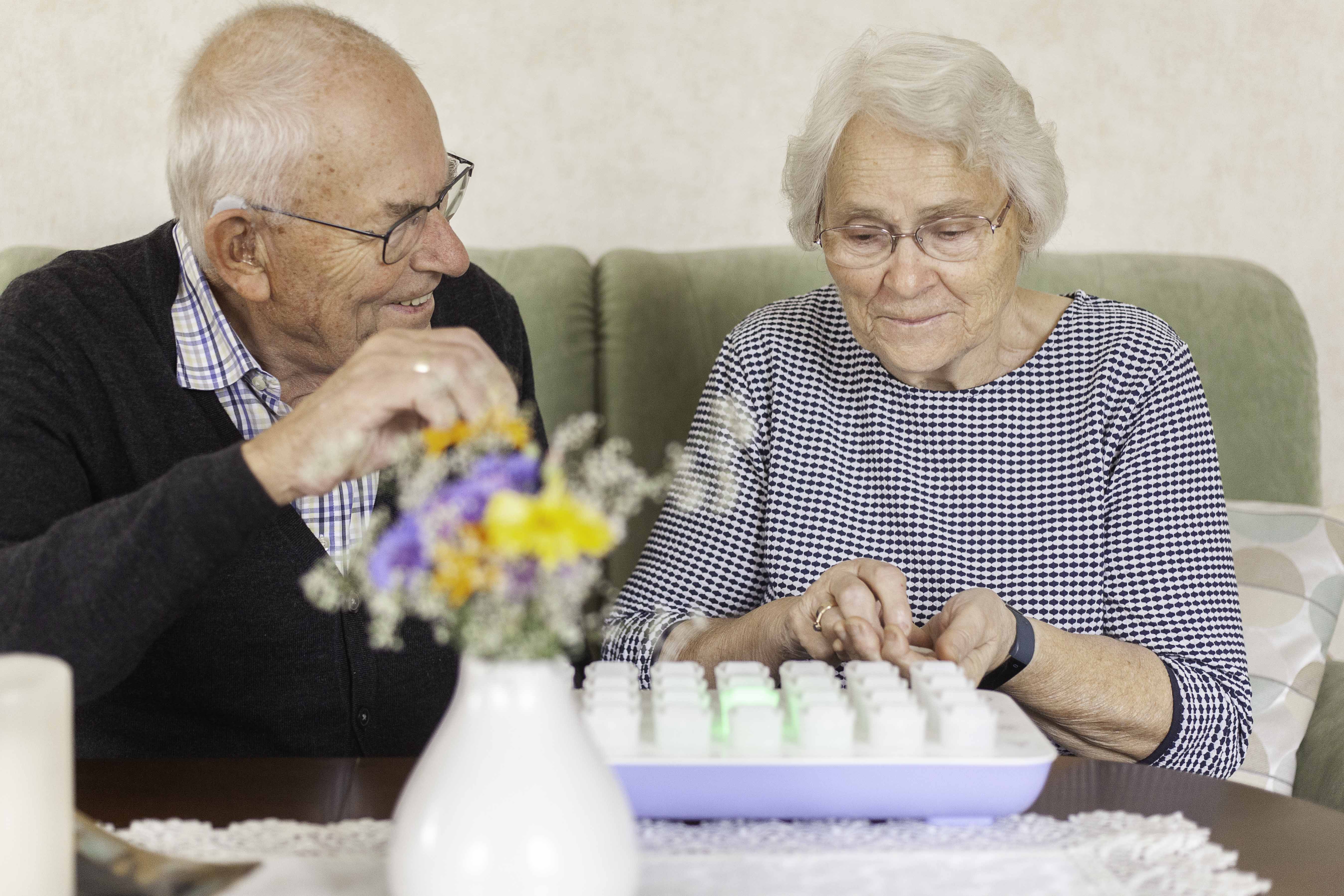 Familie Schmidt testet den digitalen Medikamentenspender